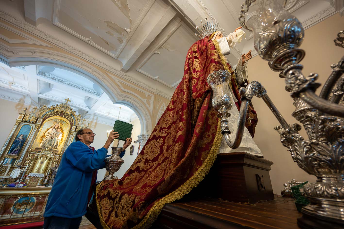 Un cofrade fotografía a la reliquia de Nuestra Señora de La Merced, ﻿ realizada en 2004 por Gema Soldevilla. 